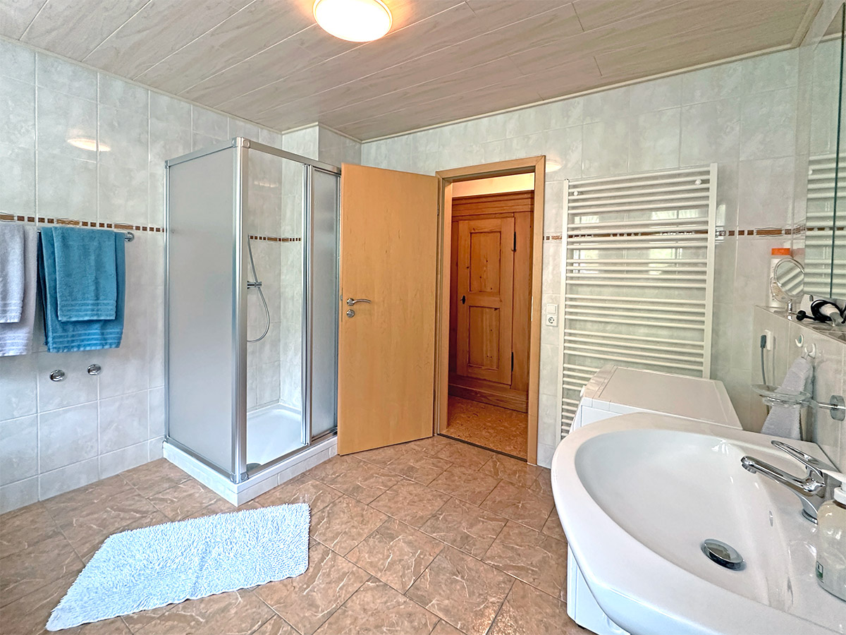 Dusche im großzügigen Bad