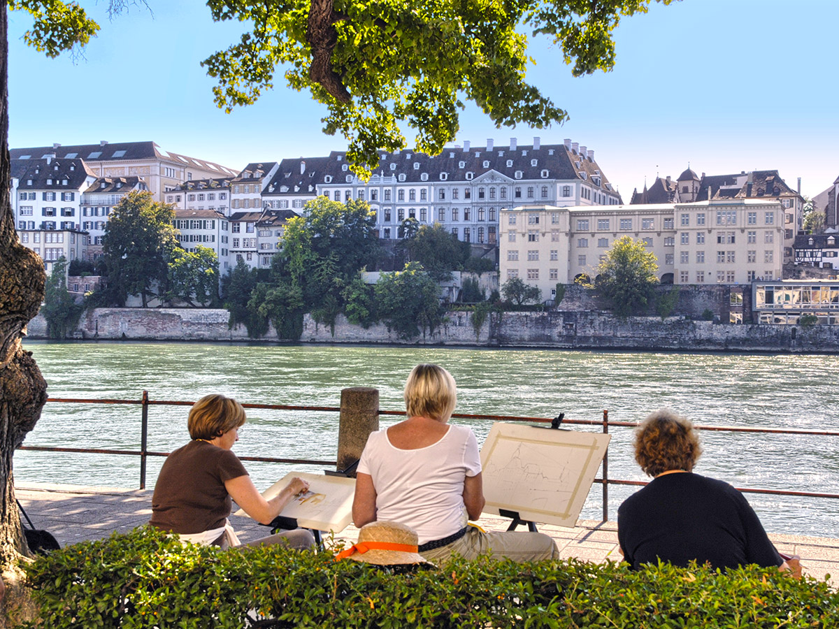 Rheinpromenade in Basel in der Schweiz
