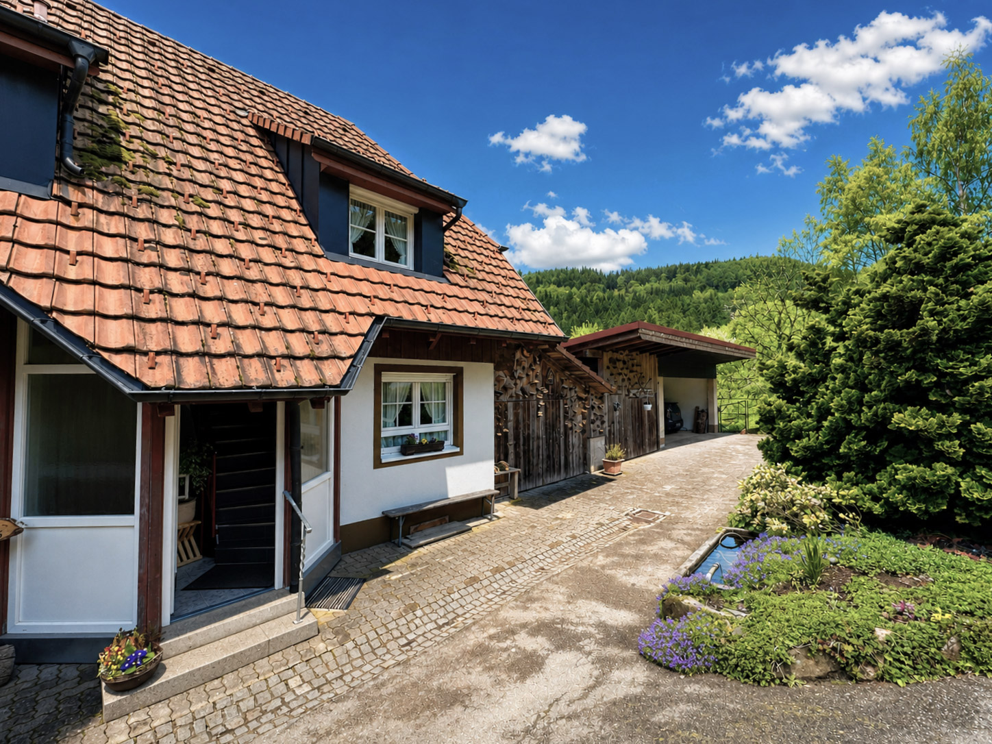 Hausansicht mit Eingangsbereich