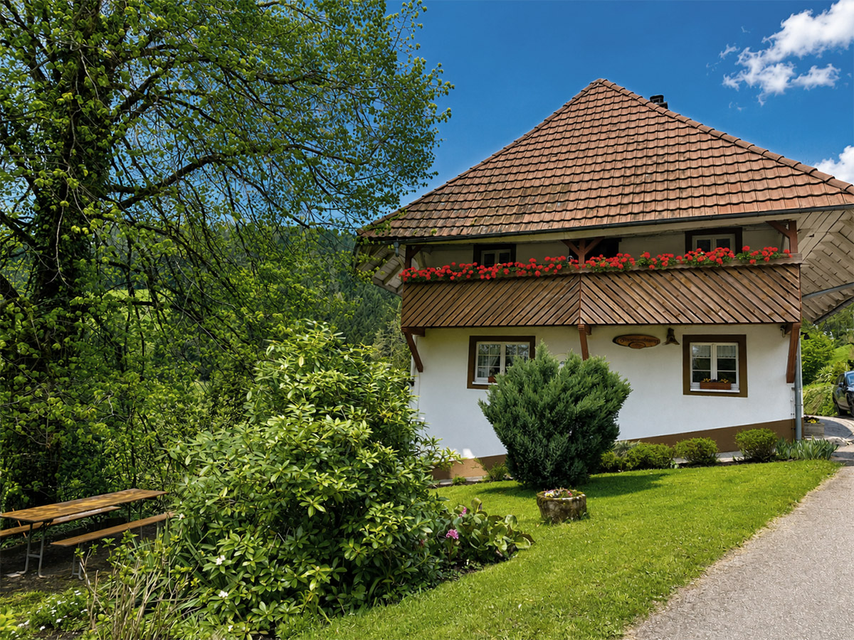 Ferienwohnung Zwei Linden von außen mit Garten und Sitzplatz