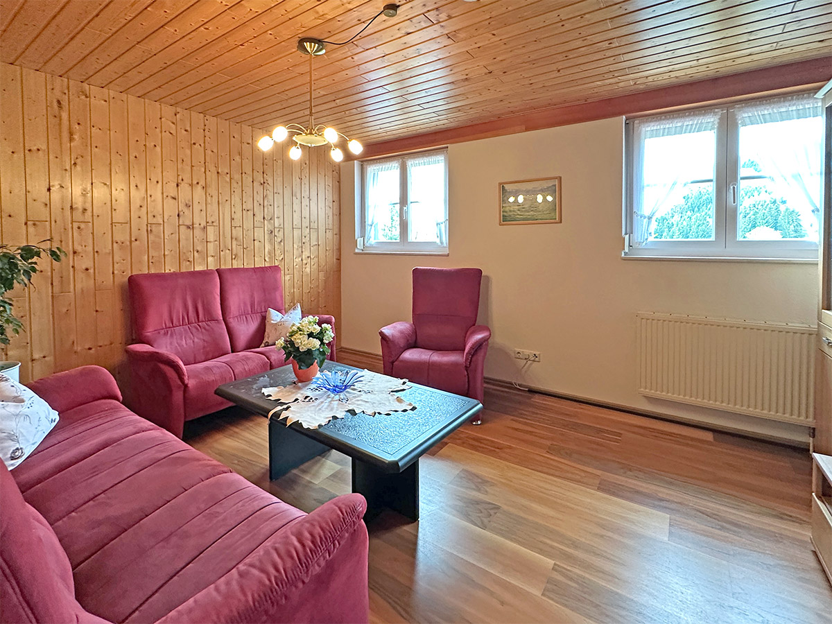 Wohnzimmer Ferienwohnung Zwei Linden – Sitzgruppe mit Holzdecke
