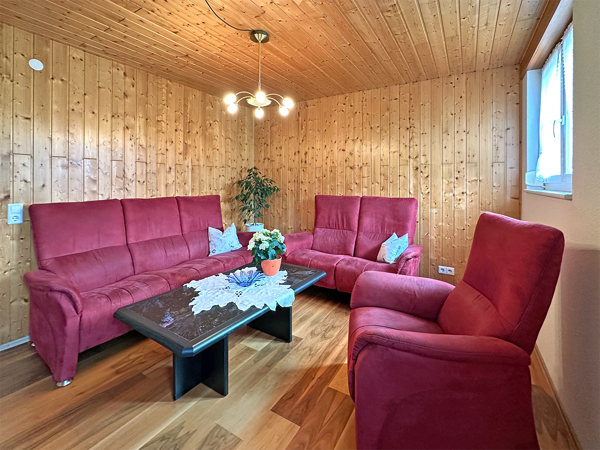 Wohnzimmer Ferienwohnung Zwei Linden – Sitzgruppe mit Holzdecke